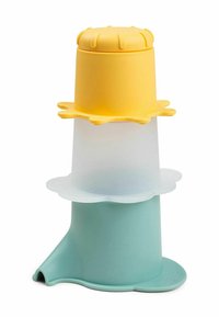 Stapeltje van drie siliconen voedselafdekkingen in geel, wit en groen, elk met een geflonkerde rand voor het afsluiten van containers.