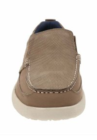 Zapato marrón de tipo slip-on con diseño perforado, costuras de color claro y suela de goma blanca. Forma de punta redondeada y material suave al tacto.