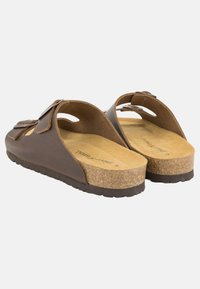 Sandales en cuir marron avec une semelle en liège, bout ouvert et sangles réglables. Dotées d'une semelle extérieure texturée pour une bonne adhérence.