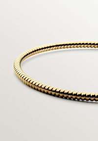 Choker de metal en tono dorado con un diseño flexible y sin costuras que presenta una serie de eslabones entrelazados y texturizados para un acabado suave.