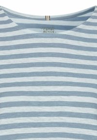 Gestreept blauw T-shirt gemaakt van zachte stof, met afwisselend lichte en donkere blauwe horizontale strepen en een ronde halslijn.