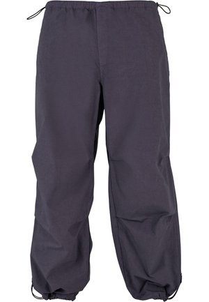 Pantaloni impermeabili gri închis, cu un elastic la talie, șnur ajustabil și manșete ajustate. Textură netedă cu un design lejer.