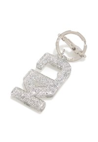 Porte-clés en paillettes argentées avec de grands chiffres "149" attachés à un porte-clés métallique rond sur un fond blanc.