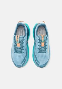 Lichtblauwe hardloopschoenen met een mesh bovenzijde, ronde neus en turquoise zool. Inclusief oranje accenten en gestructureerde veters.