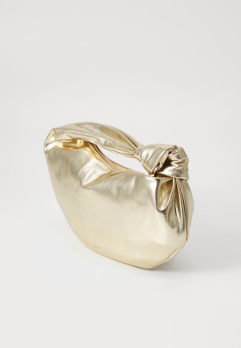 Bolso de mano metálico dorado con un asa anudada, textura suave, forma redondeada y cierre de cremallera. Superficie lisa con un brillo sutil.