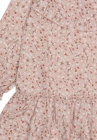 Blumenkleid aus weichem pinken Stoff mit weißen und braunen Blumen, Rüschenausschnitt und gerafftem Taillenbund für Textur.