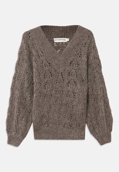 Ruskea neulottu neulepaita V-päällä, jossa on koristeellinen pitsimäinen kuosi ja puffihihat, viimeistelty ribbineuleisella helmalla ja hihansuilla.