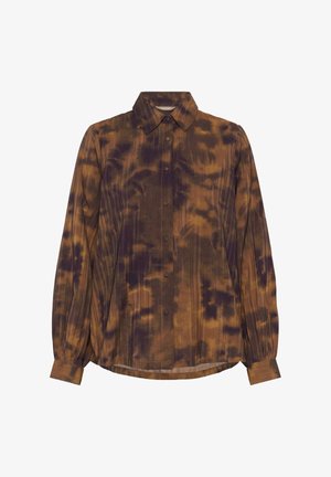 Koszula z brązowym i purpurowym wzorem tie-dye, zapinana na guziki, z długimi rękawami i spiczastym kołnierzykiem. Tkanina z plisowanym wzorem.