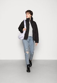 Pieces PCFREEDA SHORT OVERSIZE PUFFER JACKET - Casaco de inverno - black