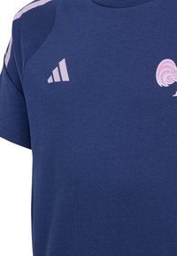 Mørkeblå bomulds T-shirt med korte ærmer. Har pink detaljer og et logo på brystet, med en rund halsudskæring og en glat tekstur.