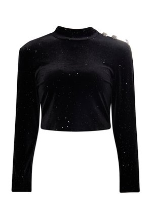 Zwarte fluwelen crop top met lange mouwen, een hoge hals en verspreide reflecterende accenten. Voorzien van decoratieve knopen op de linker schouder.