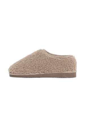 Beige instapslipper met een zachte, krullende fleece bovenkant en een platte rubberen zool, ontworpen voor binnencomfort.