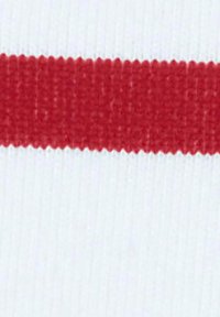 Biała tkanina z poziomą czerwoną linią. Tekstura wydaje się gładka i tkana, ukazując jednolity wzór na powierzchni.
