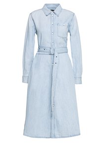 Ljusblå denimklänning med långa ärmar, knappslå fram, midja med bälte och bröstficka. Mjuk textur med rak silhuett.