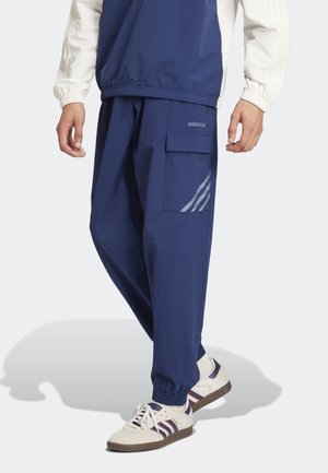 Granatowe spodnie cargo wykonane z lekkiego materiału, z elastycznymi mankietami, kieszenią boczną oraz szarym detalem w trzy paski na udzie.