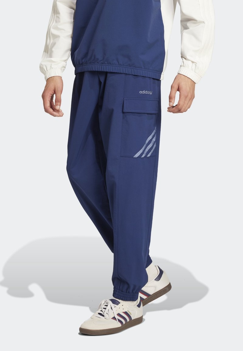 Námořnické modré cargo kalhoty vyrobené z lehké tkaniny s elastickými manžetami, boční kapsou a šedým trojpruhovým detailem na stehně.