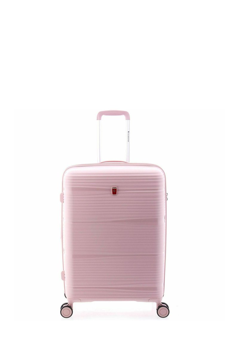 Valigia rigida rosa con texture a righe, manico ribaltabile, ruote doppie e logo rosso sul davanti. Design compatto e leggero.