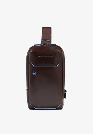 Braune Lederschultertasche mit blauem Rand, Vordertasche, Reißverschluss und verstellbarem Riemen, vorne mit der Marke "Piquadro" versehen.