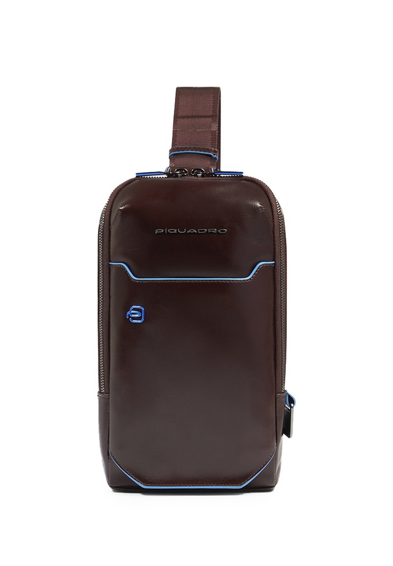Bolso bandolera de cuero marrón con ribete azul, bolsillo frontal, cierre con cremallera y correa ajustable, con la marca "Piquadro" en el panel frontal.