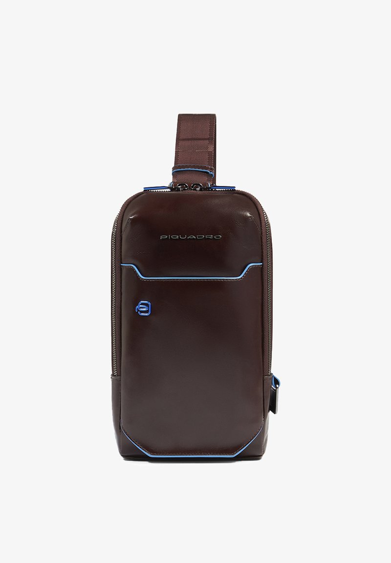 Bolso bandolera de cuero marrón con ribete azul, bolsillo frontal, cierre con cremallera y correa ajustable, con la marca "Piquadro" en el panel frontal.