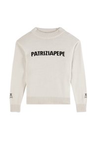 Maglione bianco lavorato a maglia con "PATRIZIA PEPE" in nero sul petto, colletto e polsini a coste, con un piccolo dettaglio logo nero sulla manica.