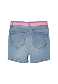 Denim-Shorts mit einer hellblauen Waschung, ausgestattet mit zwei Gesäßtaschen und einem rosa elastischen Taillenbund. Standard Schnitt mit gesäumtem Saum.