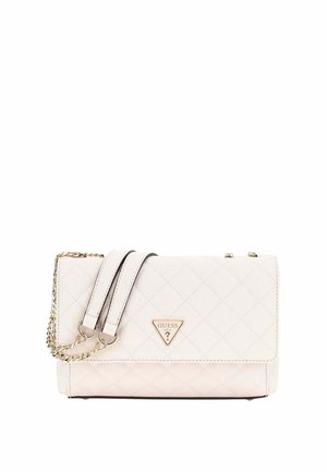 Sac à main matelassé blanc Guess avec bandoulière chaîne dorée et plaque logo triangulaire sur le rabat avant.