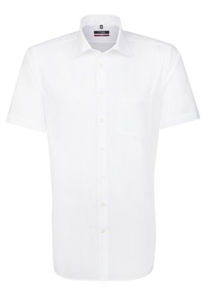 Biała koszula z krótkim rękawem, wykonana z gładkiego materiału, z zapięciem na guziki, kołnierzykiem i jedną kieszenią na piersi. Bez wzorów ani akcentów.