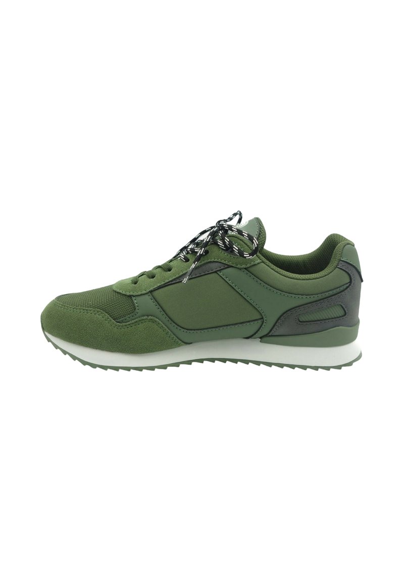 Sneaker verde con tomaia in tessuto testurizzato, dettagli neri e suola bianca. Presenta lacci a righe bianche e nere e un design a profilo basso.