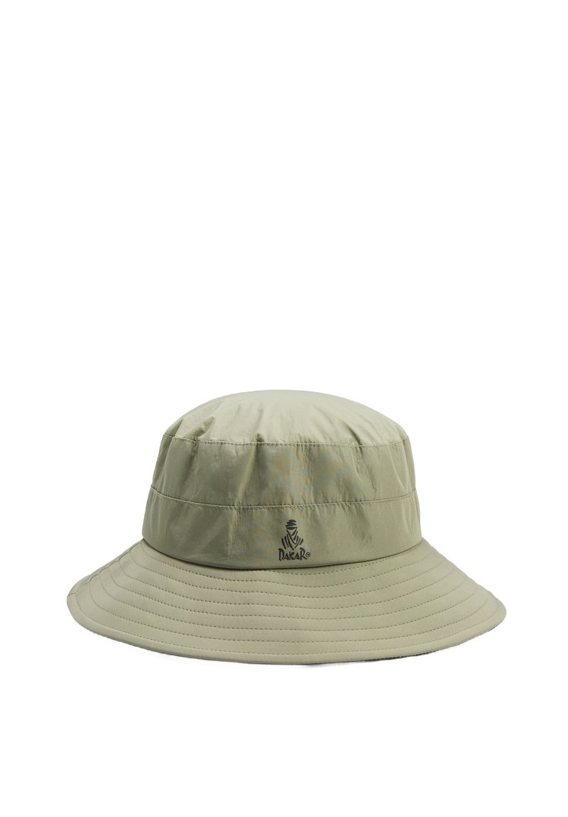 Kapelusz typu bucket wykonany z lekkiego, khaki koloru materiału; posiada szeroki rondo, przeszycia oraz logo z przodu.