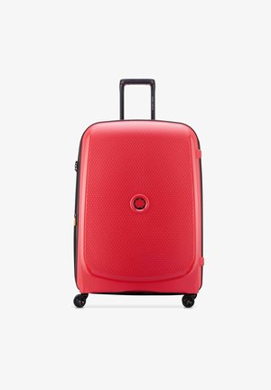 Roter Hartschalenkoffer mit strukturierten Oberflächen, großem Frontpanel, ausziehbarem Griff und vier drehbaren Rollen für Mobilität.