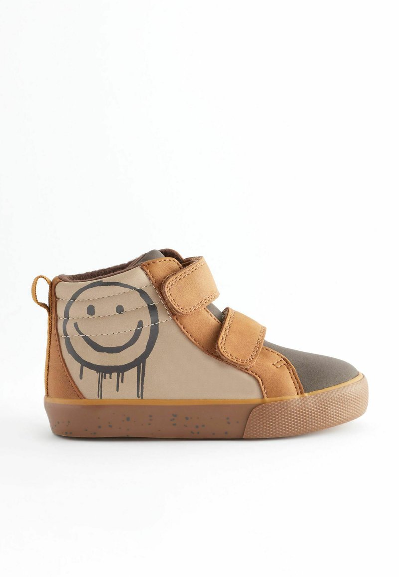 Scarpe alte realizzate in materiali misti nei toni del beige e grigio. Presentano due cinturini in velcro e un grande motivo di faccina sorridente nera sul lato.