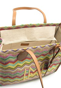 Borsa tote intrecciata con motivo a zigzag multicolore, manici e dettagli in pelle color cuoio. Fodera in tessuto con tasca con cerniera e etichetta del marchio all'interno.