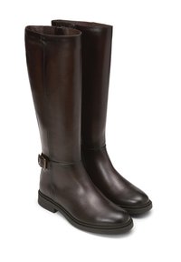 Bottes en cuir brun, arrivant au genou, avec une finition lisse, une fermeture éclair sur le côté et un petit accent en métal sur la tige. Semelle plate en caoutchouc.