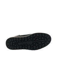 Suela de zapato de goma negra con canales profundos y multidireccionales para una mejor tracción. Presenta patrones geométricos elevados y una marca en el costado.