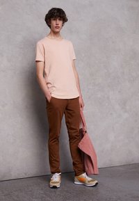 DOCKERS SMART SUPREME FLEX SKINNY - Chinos - emperador