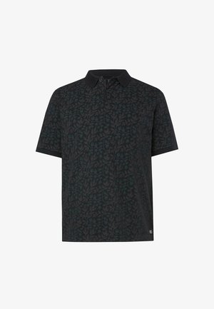 Schwarzes Poloshirt mit strukturiertem dunkelgrünem Blattmuster, kurzen Ärmeln und einem durchgehend schwarzen Kragen. Dezentes Logodetail am Saum.
