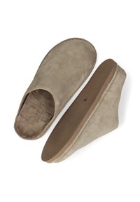 Beige suede klompen met een open achterkant, zachte textuur en een platte rubberen zool met een subtiele logo-afdruk op de binnenzool.