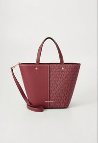 Rød lædertaske med tekstureret finish, der har et mønstret sidepanel og guldfarvede hardware-detaljer, herunder to håndtag og en aftagelig rem.