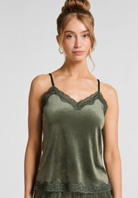 Olivgrünes Camisole mit satinähnlichem Finish, verstellbaren Trägern und Spitzendetails entlang des Ausschnitts und Saums.