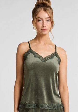 Olivengrøn cami-top med satinlignende finish, justerbare stropper og blonderdetaljer langs udskæringen og kanten.