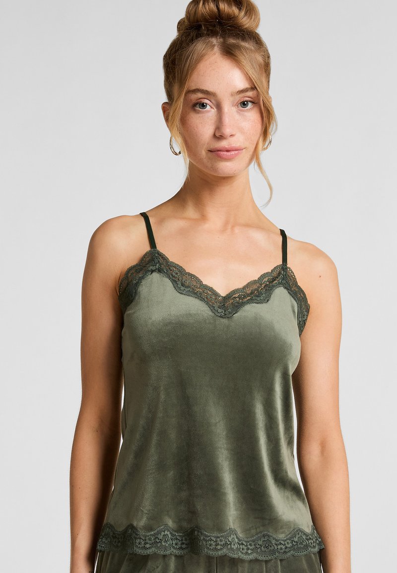 Olivgrünes Camisole mit satinähnlichem Finish, verstellbaren Trägern und Spitzendetails entlang des Ausschnitts und Saums.