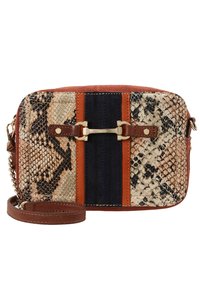 La borsa a tracolla in pelle di serpente e suede presenta tonalità arancioni, nere e naturali, una tracolla a catena staccabile e dettagli in metallo color oro.