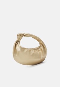 Guld syntetisk læderhåndtaske med rund form og knyttet håndtag, der har en glat tekstur og et minimalistisk design.