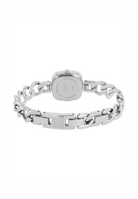 Silberfarbene Metalluhr mit einem rechteckigen Gehäuse und Logo-Gravuren, verbunden durch ein massives Kettenarmband und einem sicheren Verschluss.