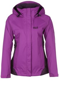 Chaqueta impermeable morada con capucha, que presenta un logo negro en el pecho, paneles laterales negros en contraste y puños ajustables.