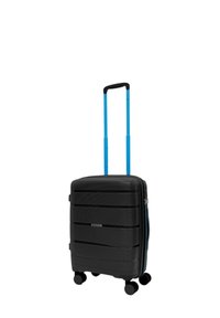 Valigia rigida nera con scanalature orizzontali, manico estraibile blu e quattro ruote nere per una facile manovrabilità.