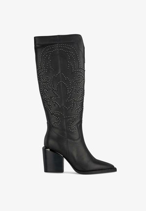 Czarne skórzane botki do kolan z wąskim noskiem, zdobione metalowymi ćwiekami i ozdobnymi wzorami, z szerokim obcasem.