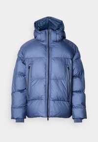 Giacca imbottita di colore azzurro chiaro con colletto alto, chiusura con zip e due tasche laterali. Presenta un design trapuntato e un tessuto resistente.