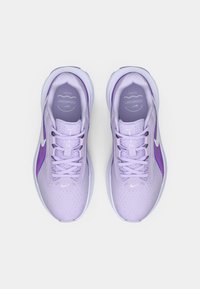 Ανοιχτό μωβ αθλητικά παπούτσια με επάνω μέρος από δίχτυ, λευκές λεπτομέρειες και μωβ αποχρώσεις. Διαθέτουν στρογγυλή μύτη, σχέδιο με κορδόνια και επενδεδυμένες σόλες.